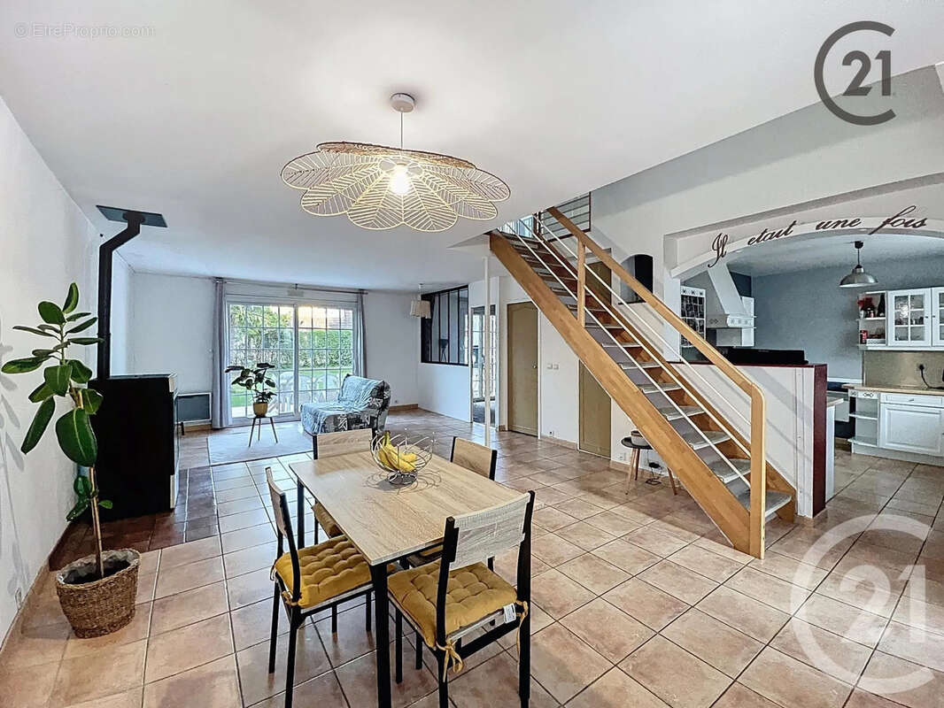 Maison à SAVIGNY-LE-TEMPLE