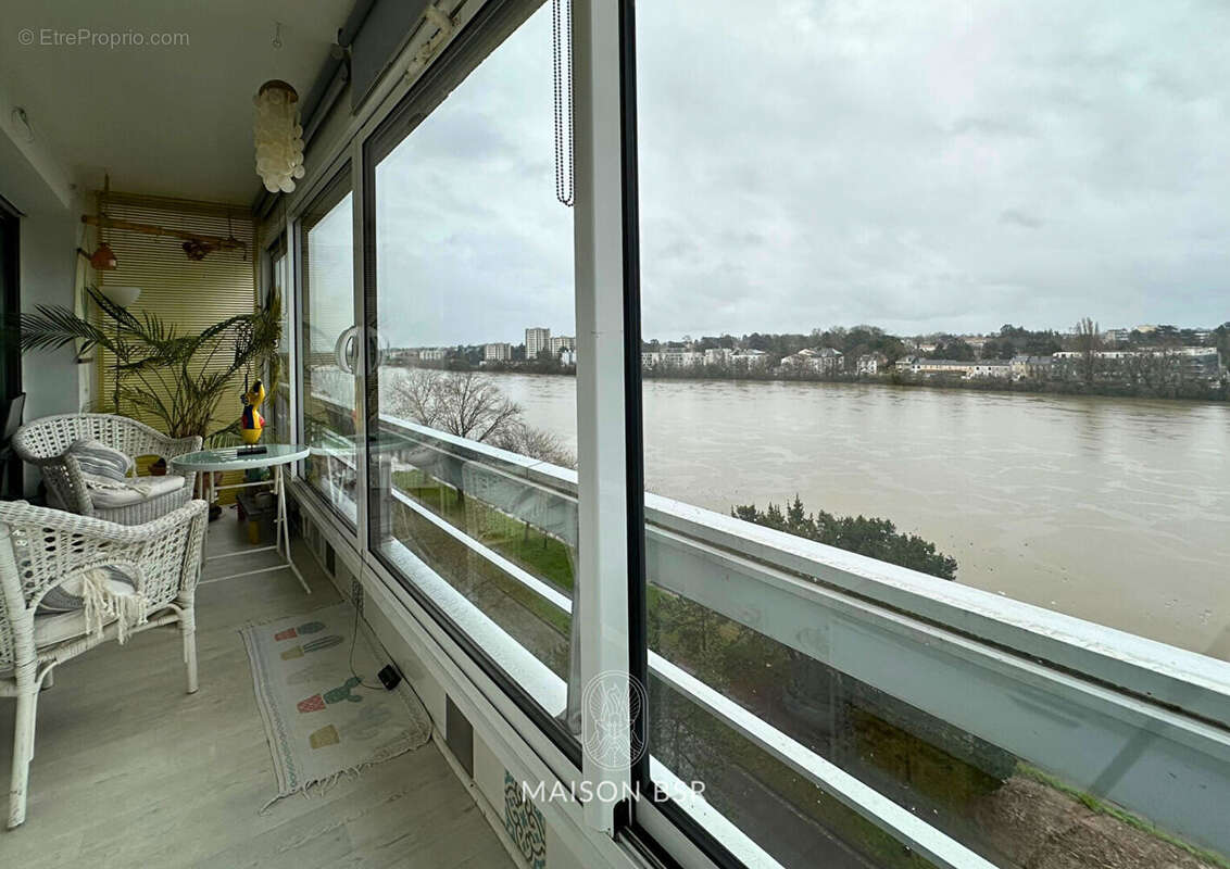 Bel Appartement Type 3 lumineux avec Vue  sur la Loire 80 m2 au 7 è étage avec parking et cave. - photo 2