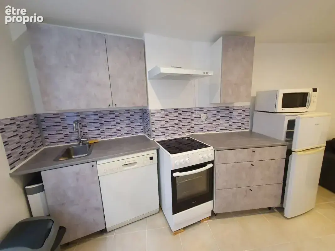 A vendre 1 studio (20,15 m2) et 1  deux pièces (33,05 m2) à 83190 Ollioules, meublés et tout équipé - photo 3
