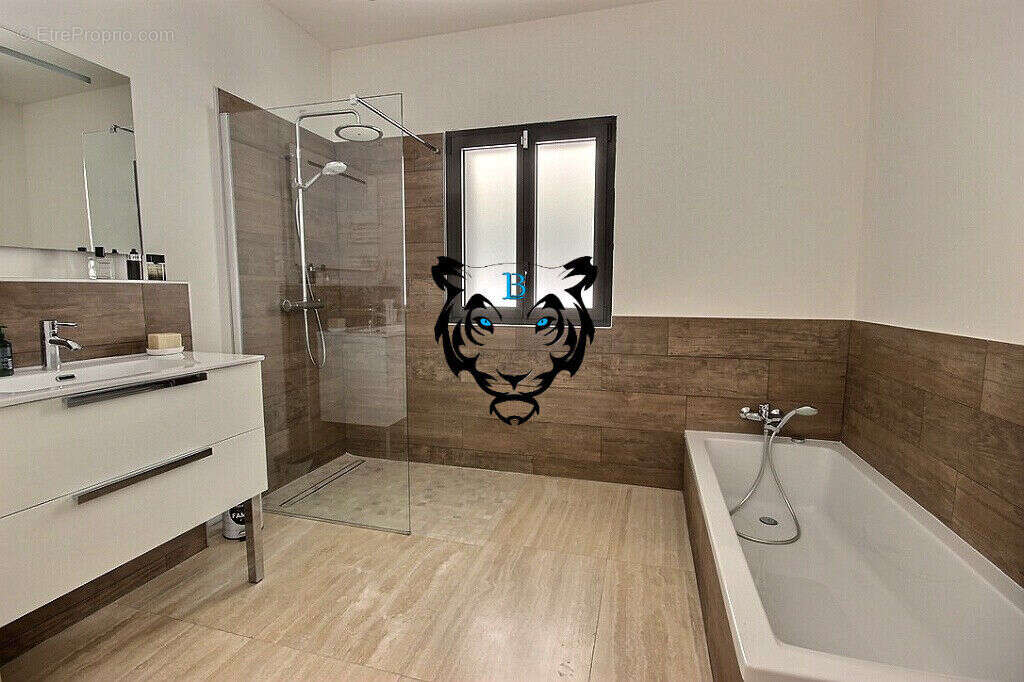 Maison à ROQUEBRUNE-SUR-ARGENS