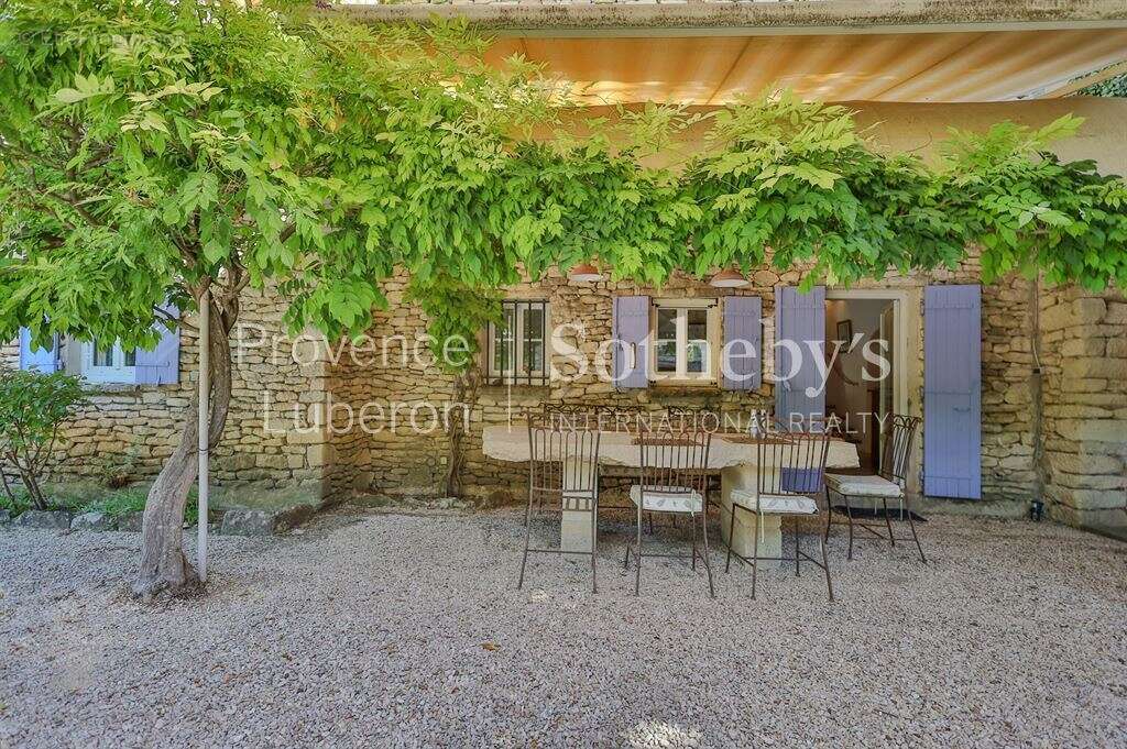 Propriété de charme avec vues sur Gordes, au cœur d’un écrin naturel - photo 6