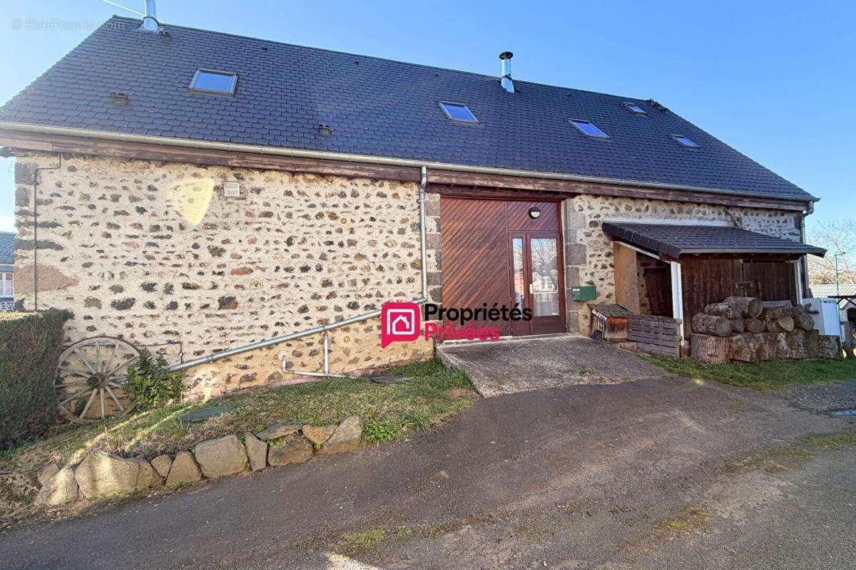 Maison à CEYSSAT