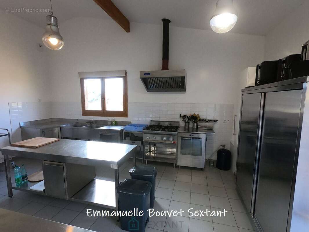 Superbe domaine touristique, 3 ha, 5 chalets bois, salle de réception, maison d'habitation, piscine, divers dépendances - photo 28