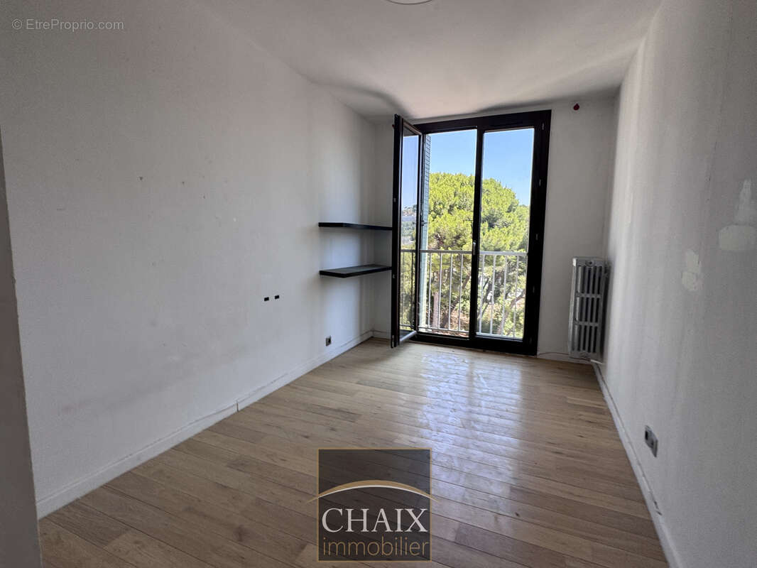 EXCLUSIF : Rare dans ce budget, appartement T3/4 plein centre de CASSIS au calme avec stationnement - photo 6