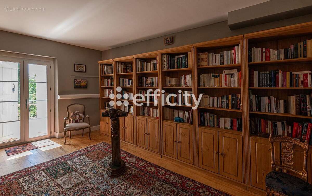 Maison 242 m² à Villeneuve-Sur-Vere  - photo 10