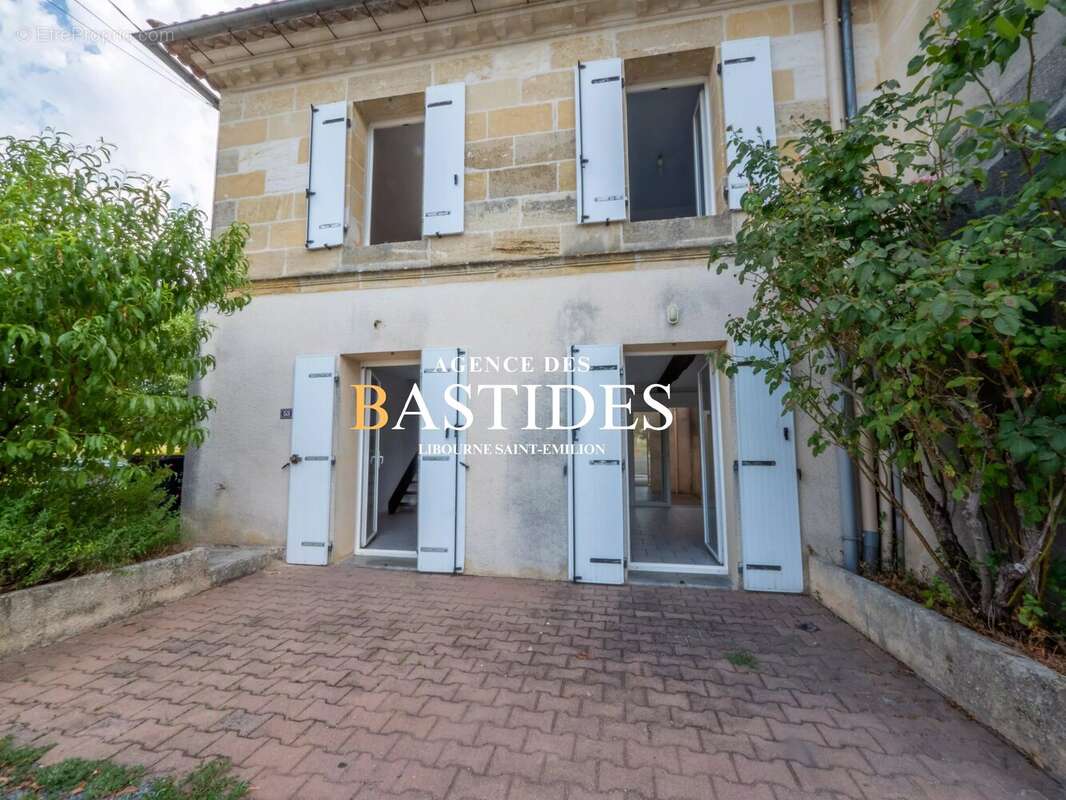 Maison en pierre dans un village - photo 2