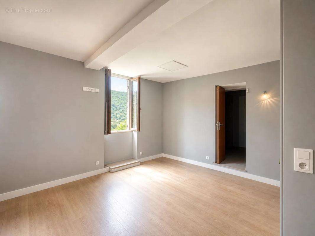 Maison troglodyte 7 pièces avec vaste terrain - photo 5