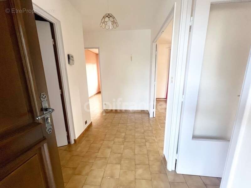 Vente Maison de plain-pied 4 pièces à MANOSQUE (04) - Jardin 740m2, garage, combles aménagés, proche commodités - photo 8