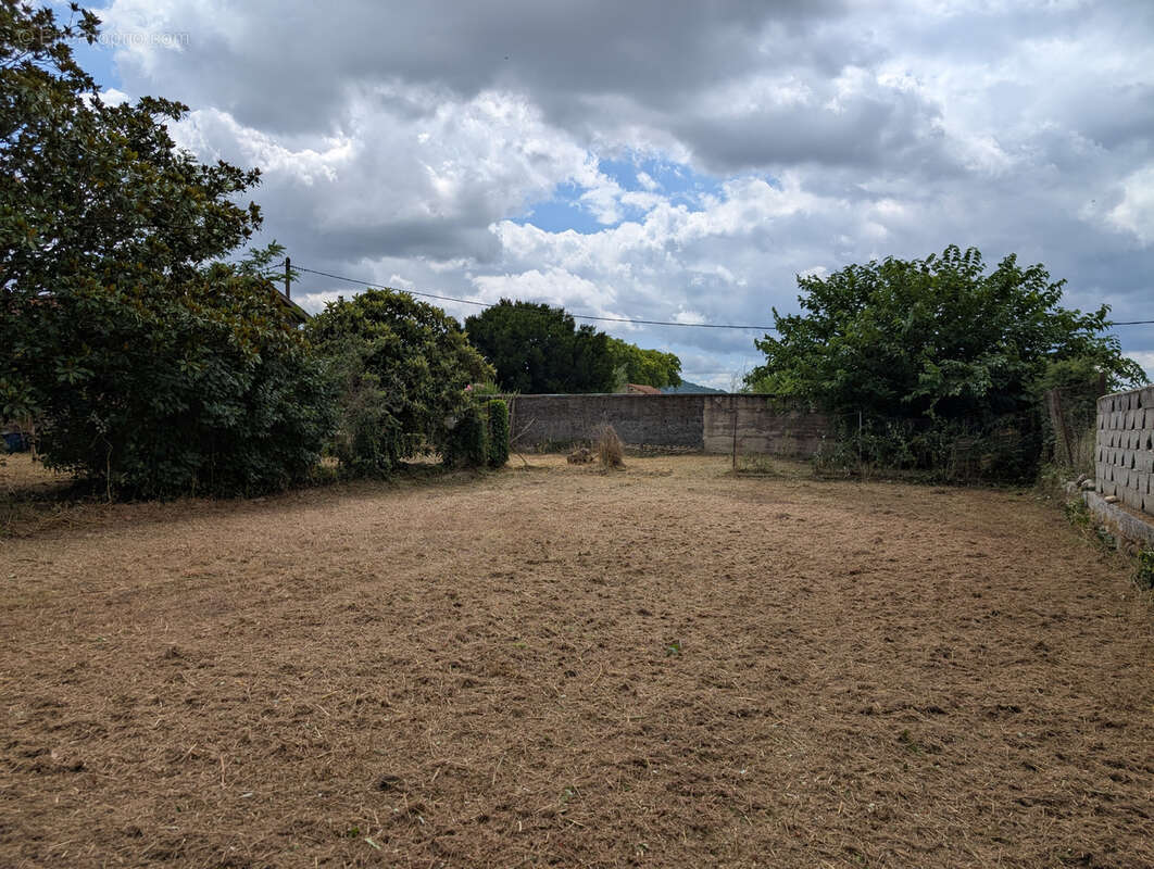 Terrain à CHANTEMERLE-LES-BLES