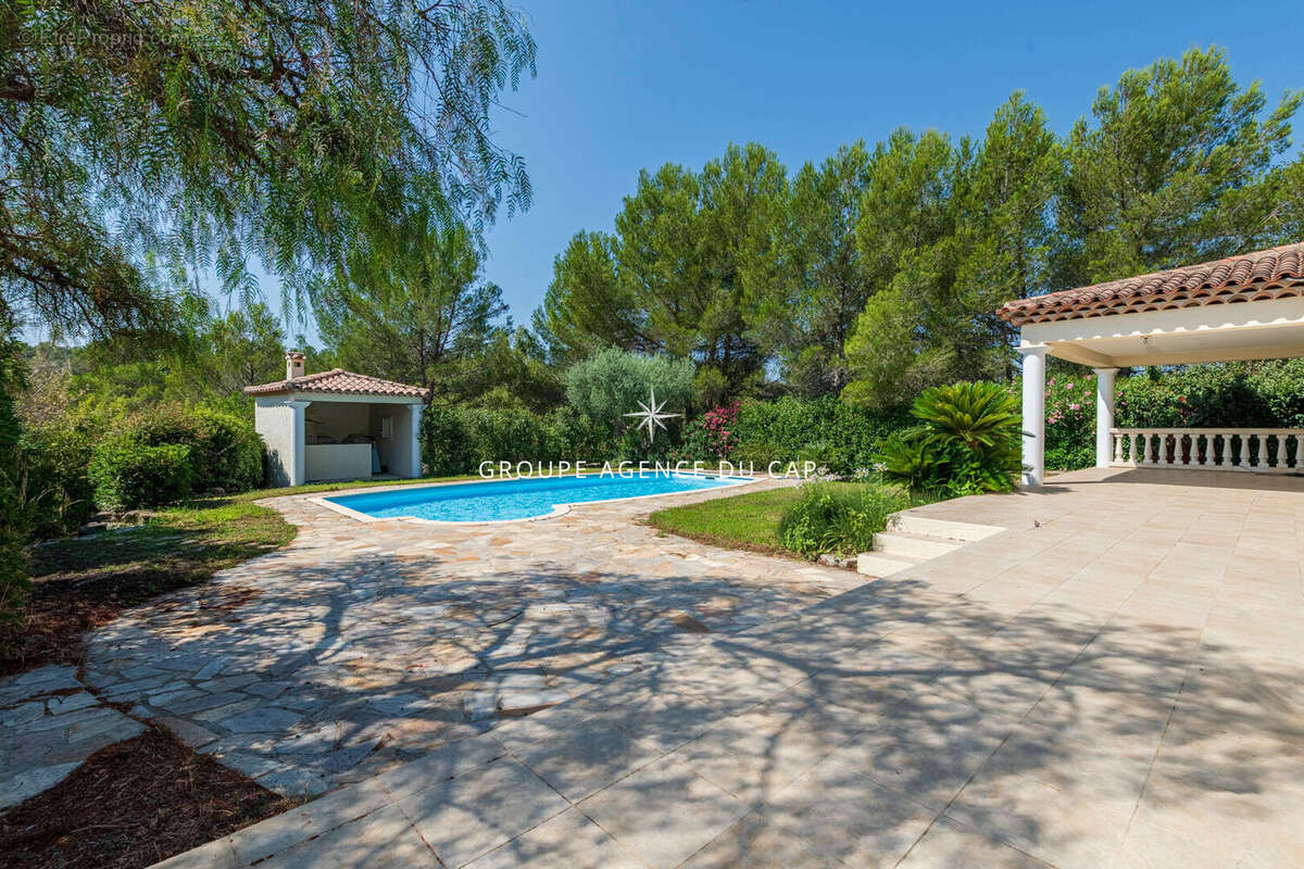 Villa de plain pied de type 6 pièces avec garage et piscine. - photo 2