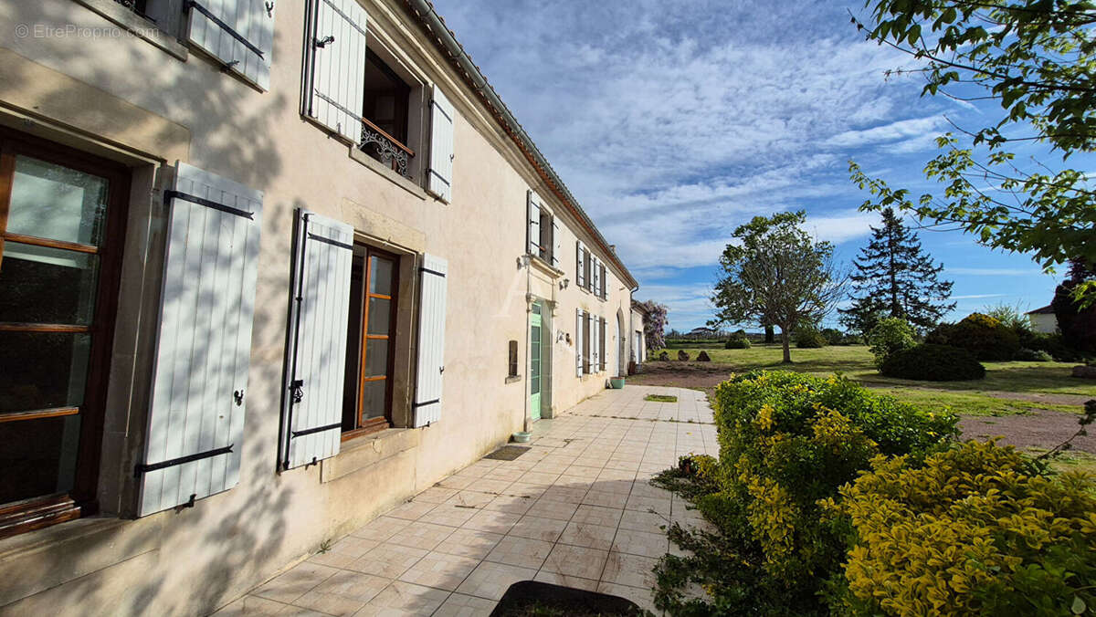 Maison à JARNAC-CHAMPAGNE