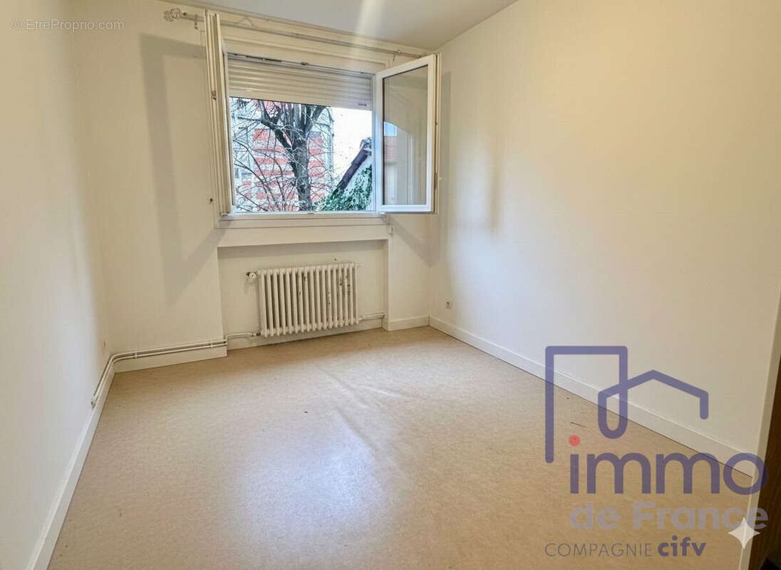 Appartement à LE CHAMBON-FEUGEROLLES