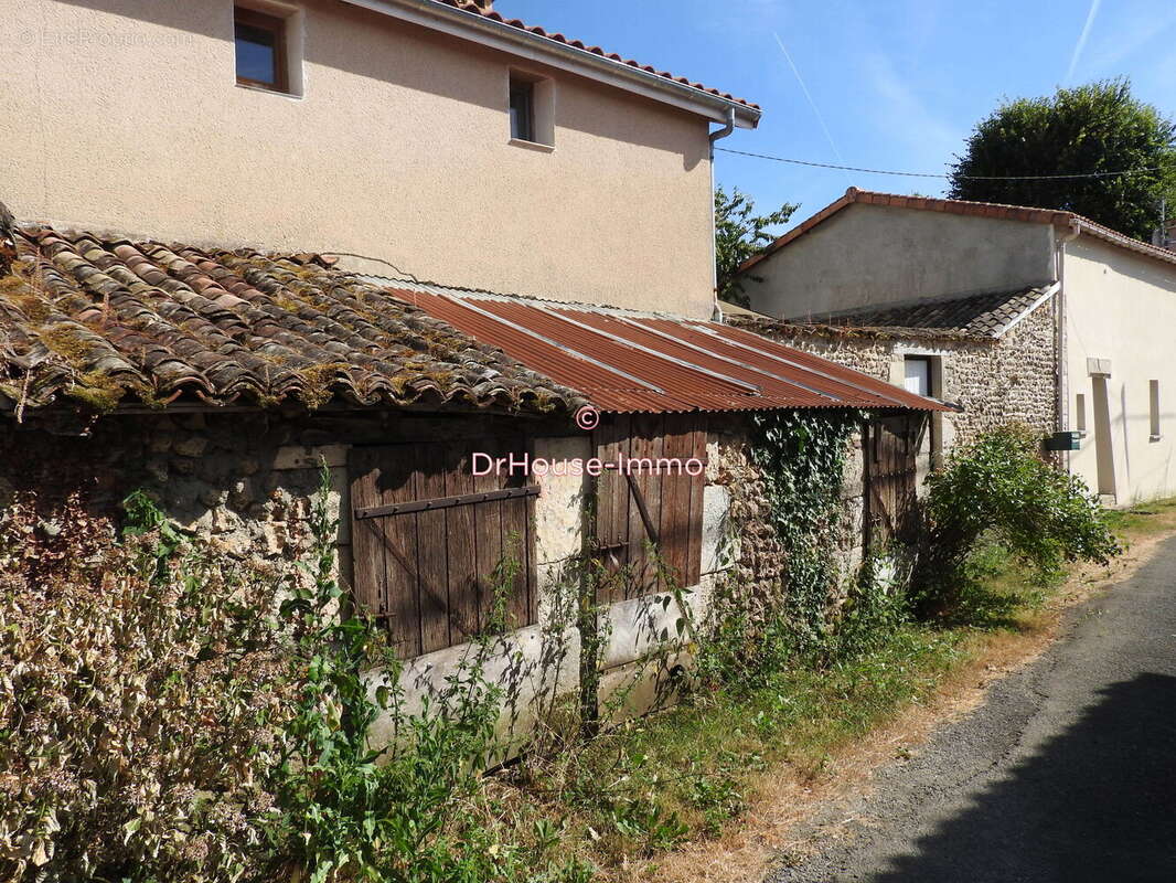 Maison 83 m² à Saint-Sauvant  - photo 23