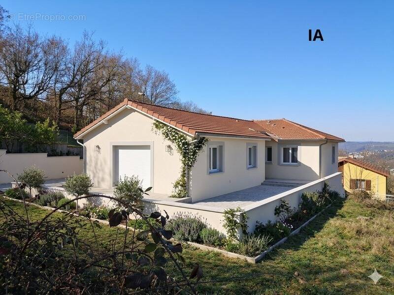 Maison à LE CHAMBON-FEUGEROLLES