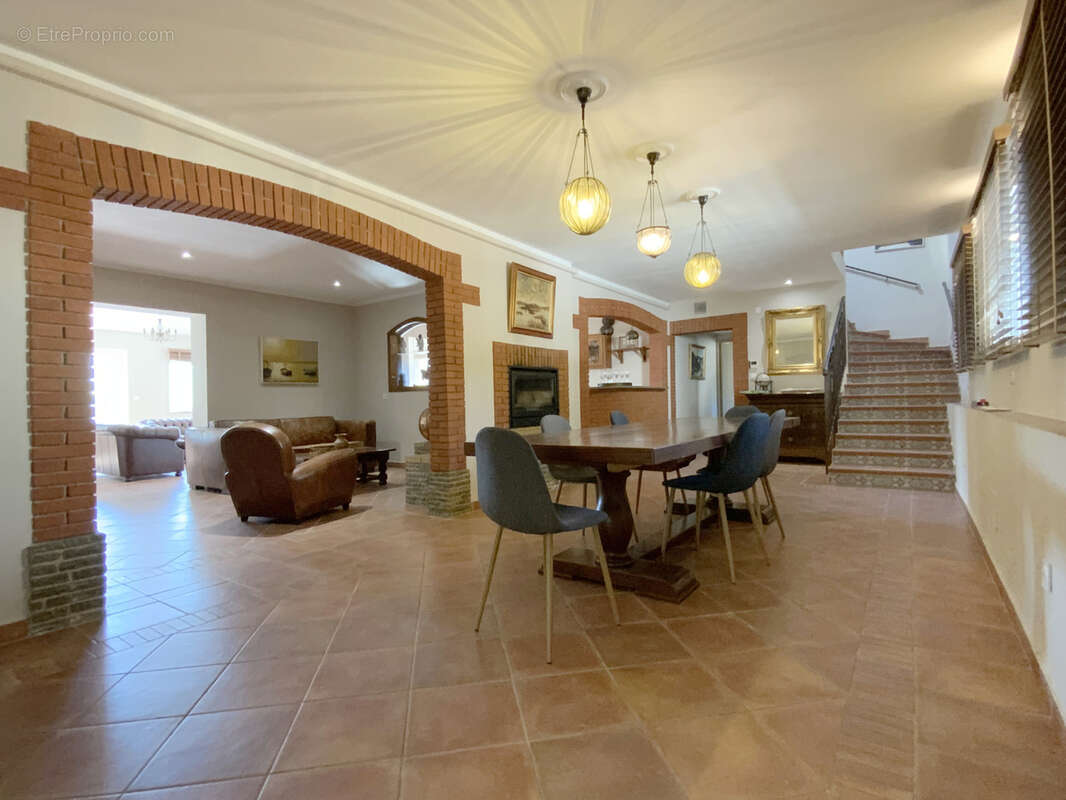 Propriété de 380 m2 avec vue panoramique sur les montagnes. - photo 7