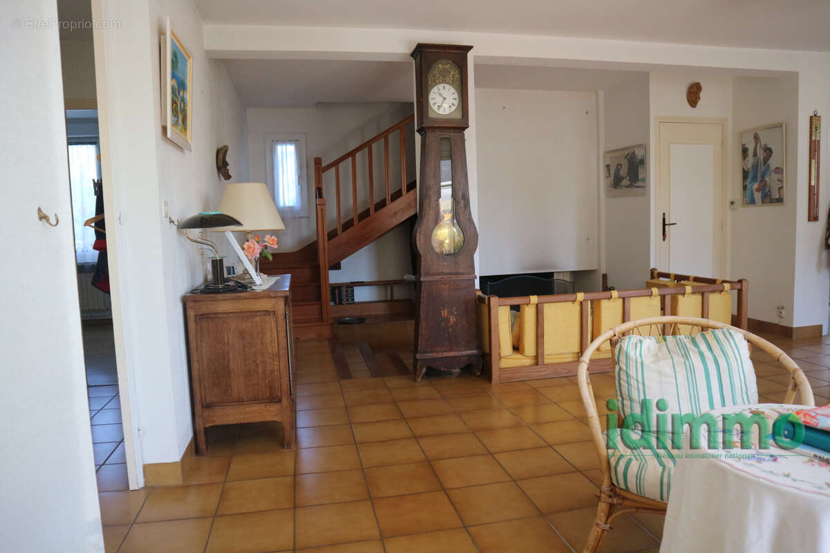 Magnifique maison de 220 m2,dans un lieu recherche, avec piscine sur un terrain de 610 m2. proche de royan. - photo 7
