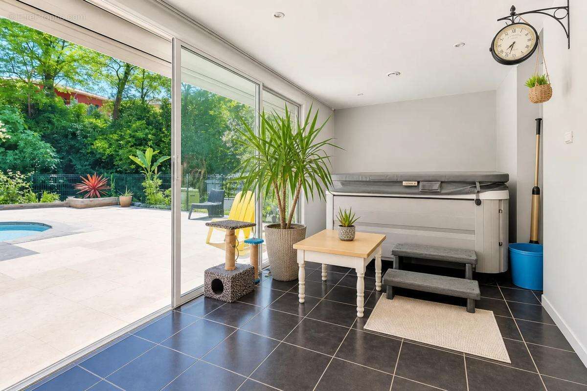 Maison de 11 pièces de 368 m² à Châteauneuf-sur-Isère - photo 4