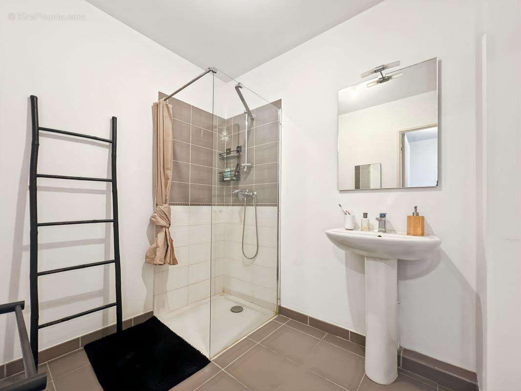 Appartement à ROQUEBRUNE-SUR-ARGENS