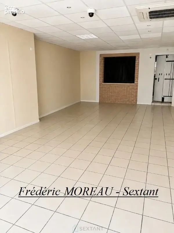 Immeuble en plein centre ville avec local commercial et appartement T2 + Jardin au calme - photo 2