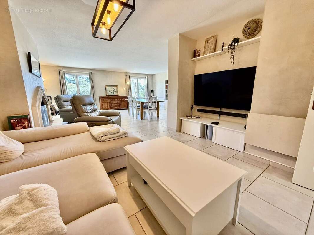 Vente maison avec piscine à Biot dans domaine sécurisé - photo 2