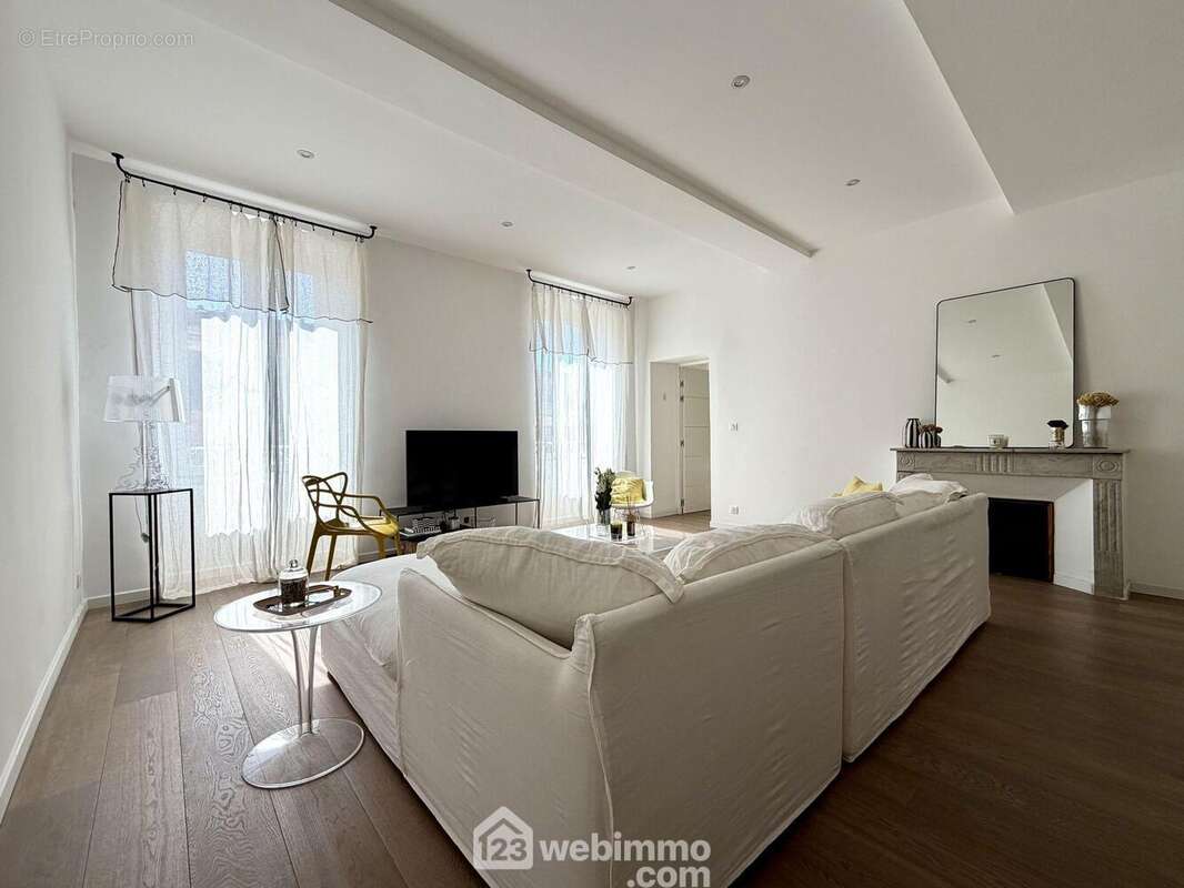 Traversant, lumineux et 3 mètres de hauteur sous plafond - Appartement à SAN-MARTINO-DI-LOTA