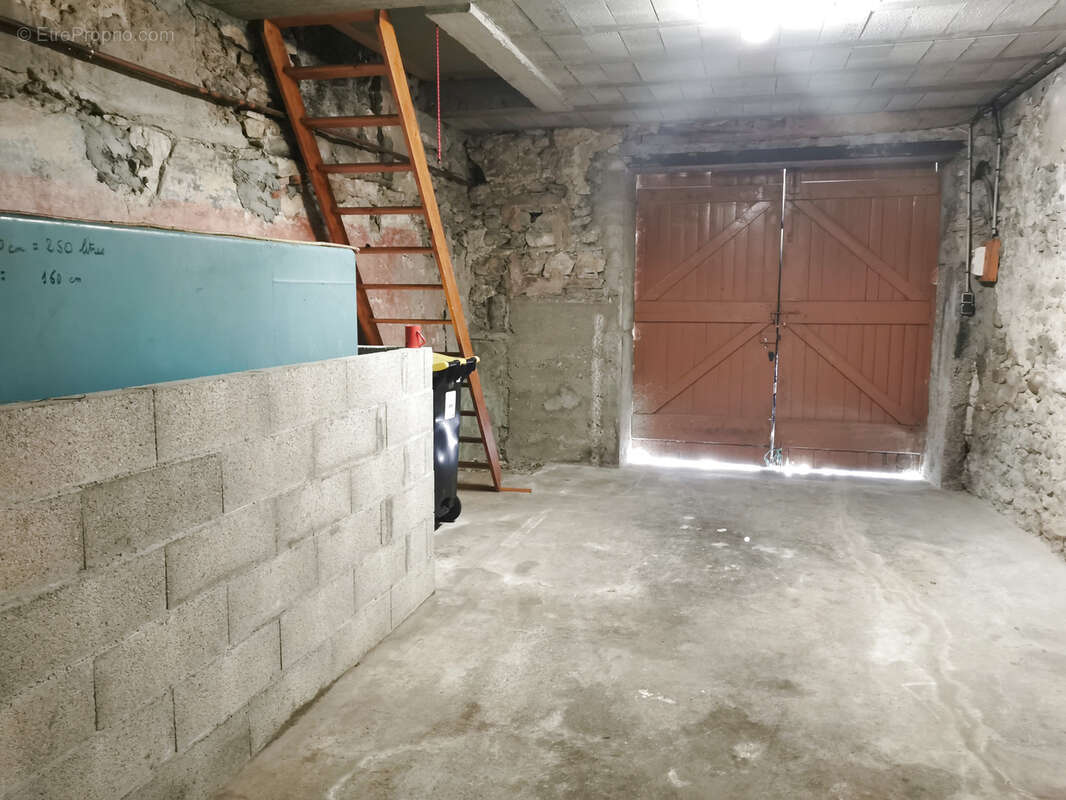 Maison à MONTAGNIEU