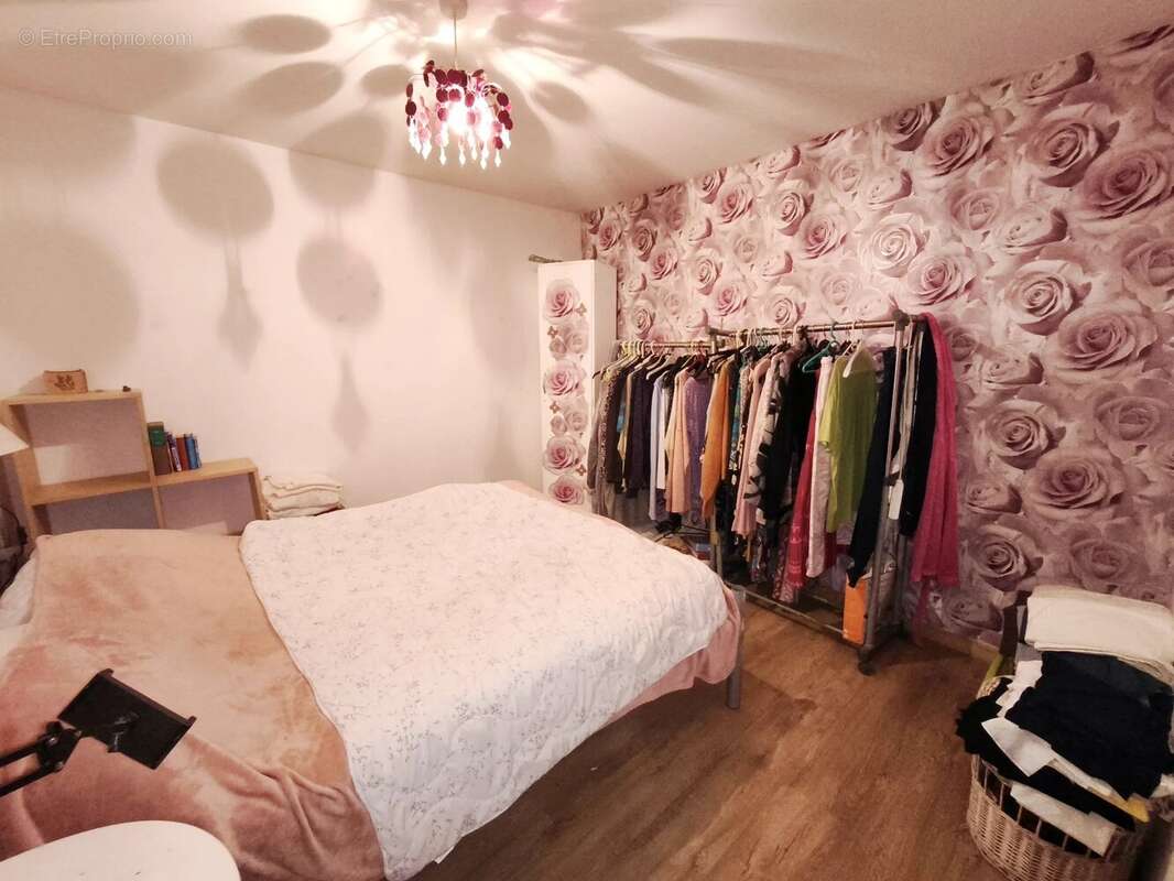 Charmante maison semi-mitoyenne avec granges, verger et plus de 5 000 m² de terrain - photo 4