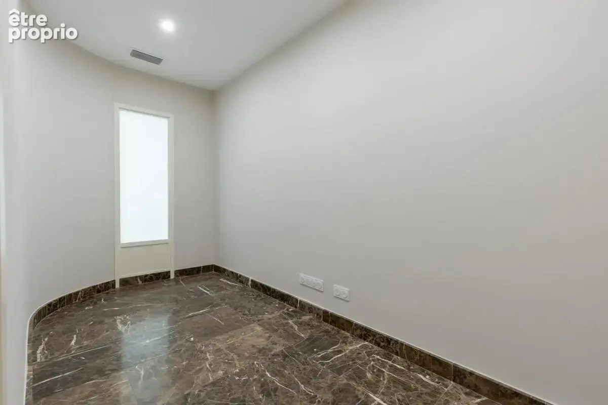 Appartement ensemble de bureaux 6 pièces de 152 m² à Avignon - photo 8