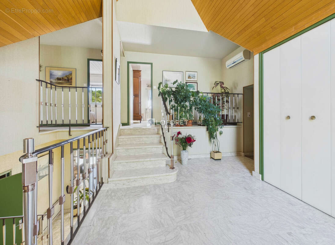 Maison 7 pièce(s) 162m2 -  ELLIANT - photo 2