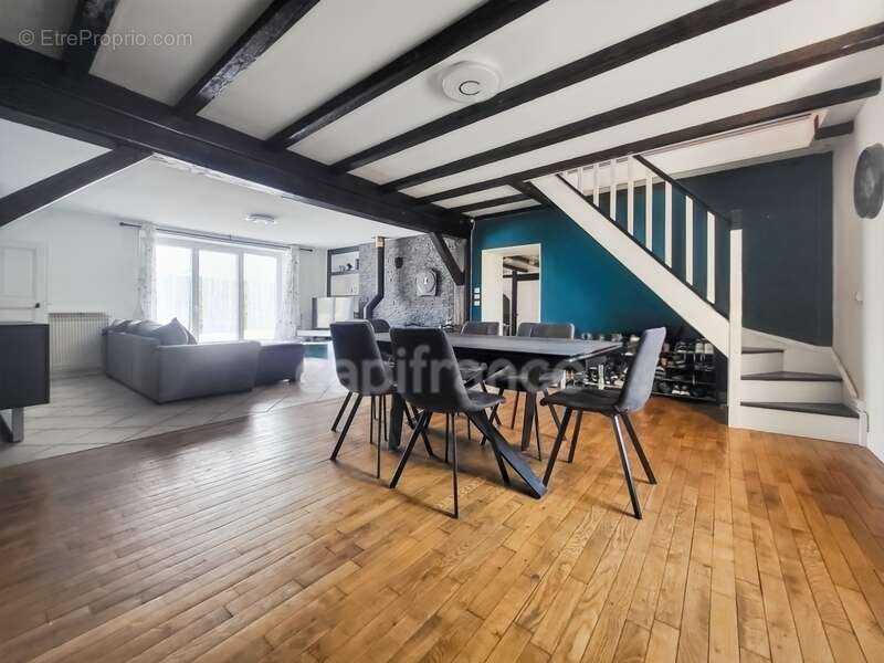 CHAMPDÔTRE, maison familiale d'une surface de 255 m² au sol avec 7 chambres et piscine - photo 2