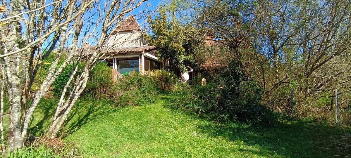 A vendre LIMEYRAT (24), maison de 172 m2 sur un terrain de 2300 m2 - photo 2