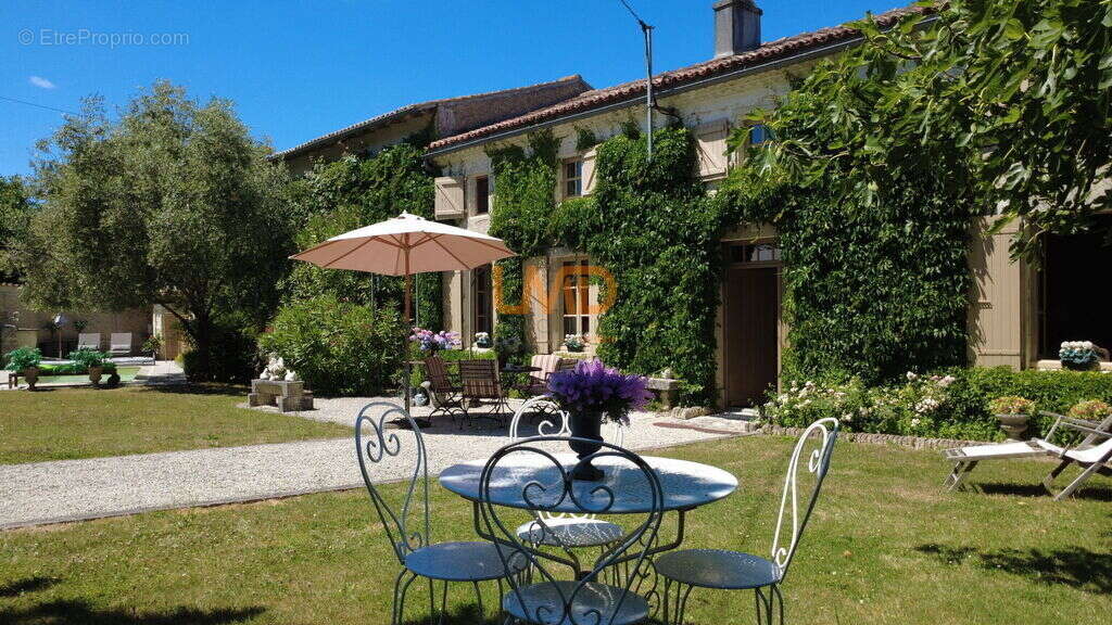 Maison de charme avec piscine et dépendances – 218 m² – (17400) - photo 14