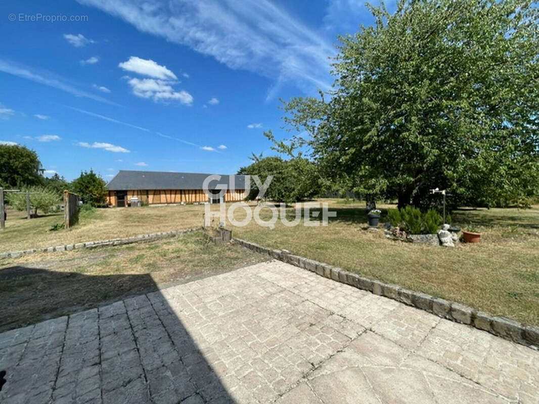 Mesnil en Ouche, proximité du château de Beaumesnil, tous commerces à pied. - photo 2
