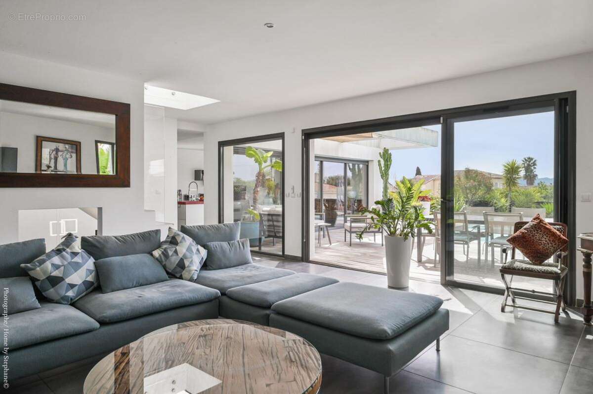 Sanary sur Mer - Villa d’exception de 250 m² – Piscine à débordement - photo 12