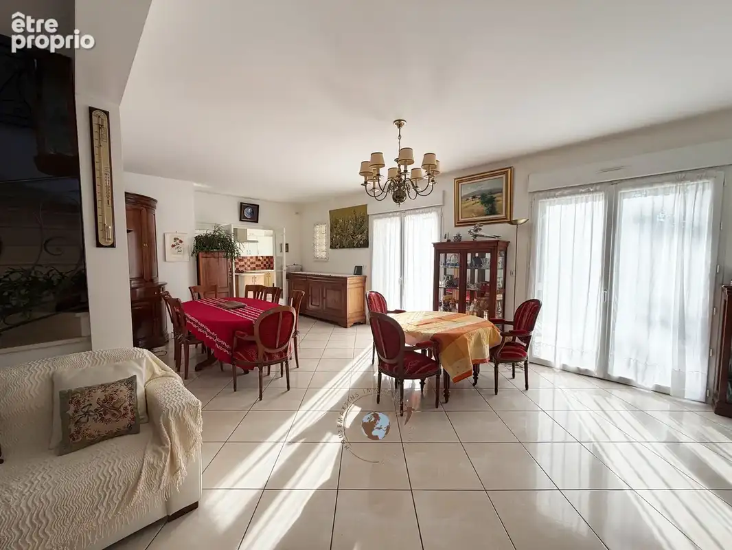 Très belle maison nichée dans la verdure, tout proche du centre. - photo 4
