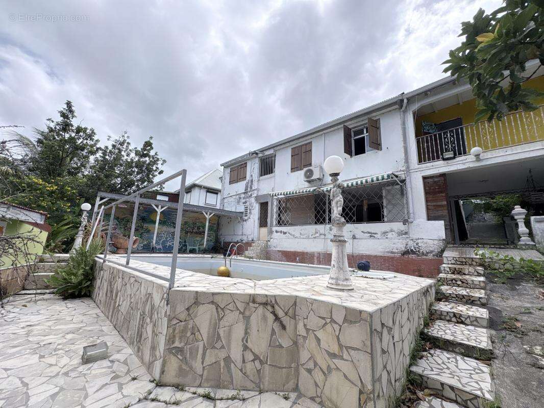 A VENDRE : VILLA F9 à Trois Rivière (97114) - photo 2