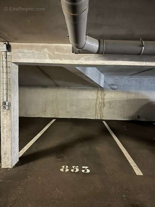 Parking à SAINT-SEBASTIEN-SUR-LOIRE