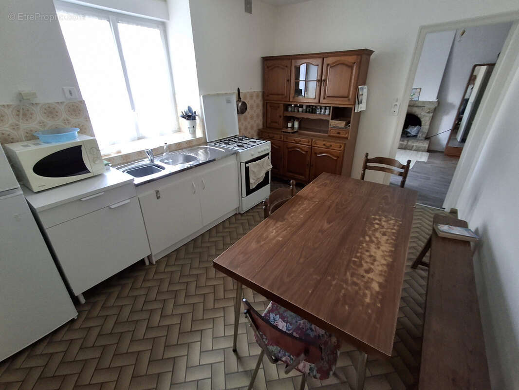 À vendre a Le Loroux : grande maison avec 6 pièces - photo 3