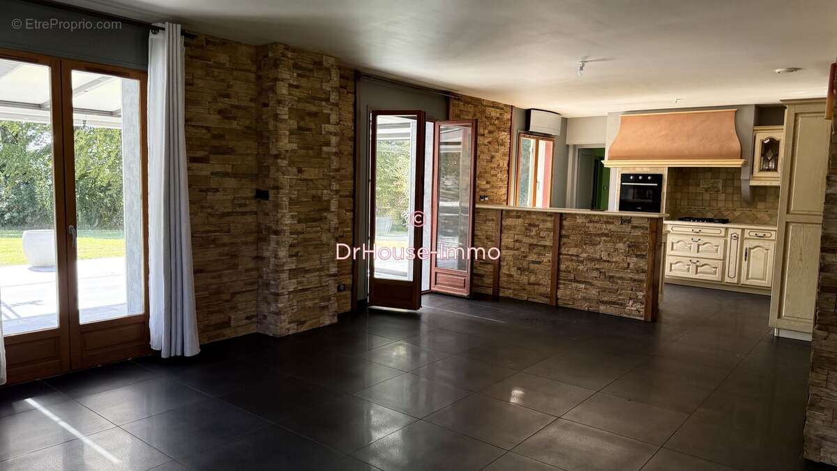 Maison 217 m² à La Vendue-Mignot  - photo 8