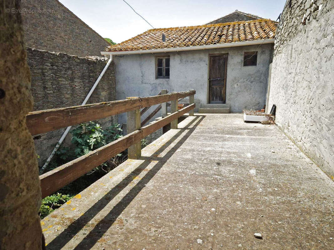 Maison de village avec cour, terrasse et immense garage   Azille (11700)   145 m2 habitables - photo 10