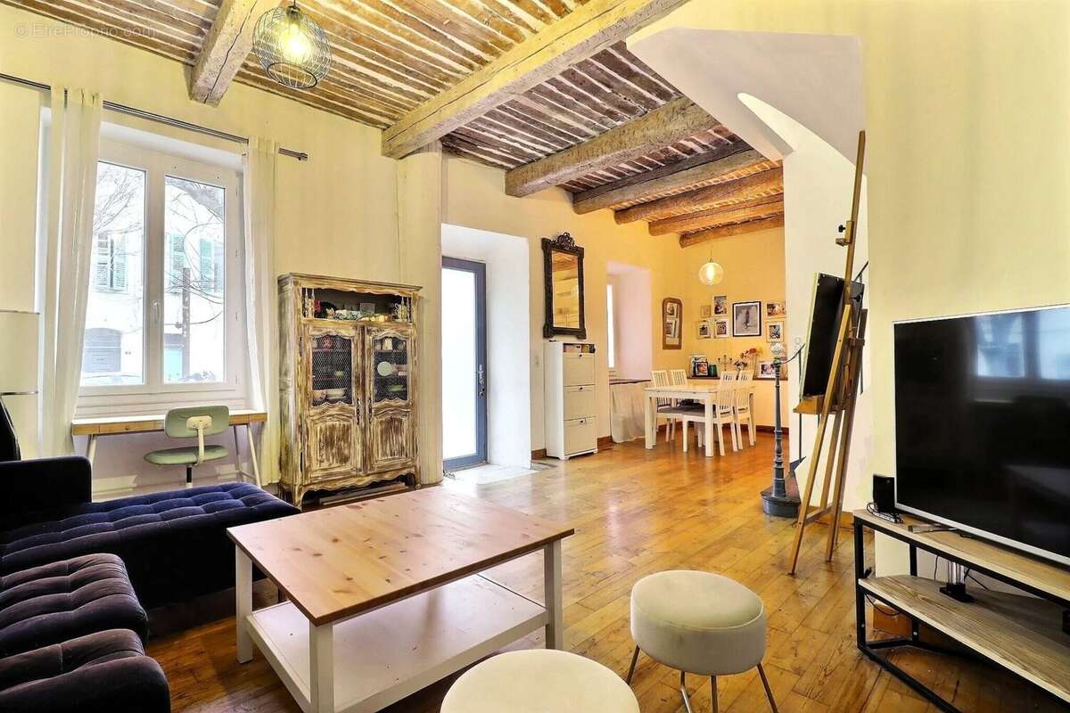 Appartement à CEYRESTE