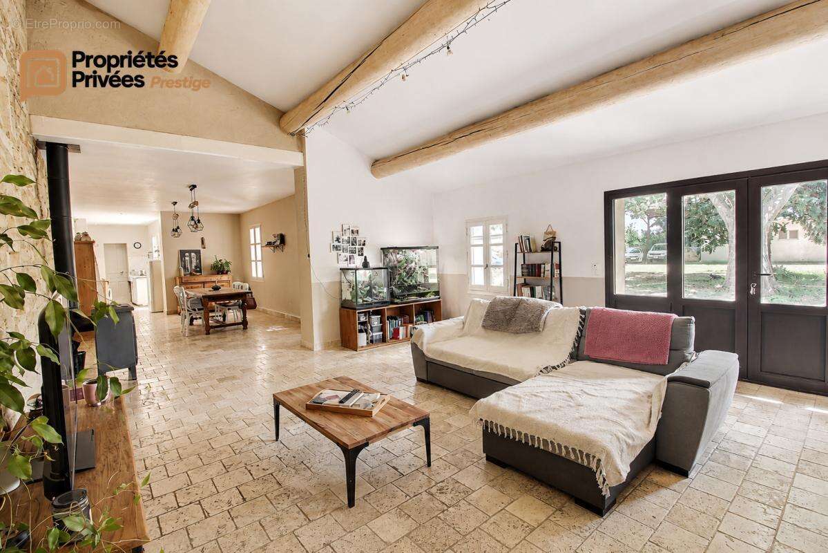 TARASCON  EN EXCLUSIVITÉ  Exceptionnel mas en pierre rénové de 364 m² habitables, offrant près de 944 m² bâtis sur un terrain cl - photo 10
