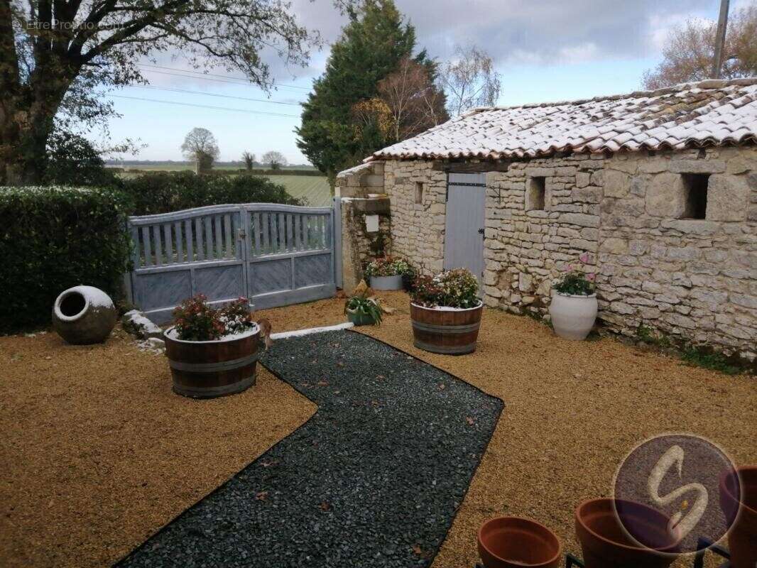 Maison à PAMPROUX