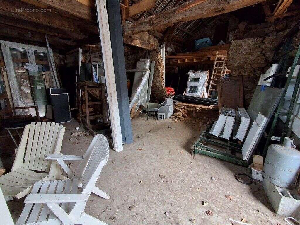 Parking à CHATEAUNEUF-LA-FORET