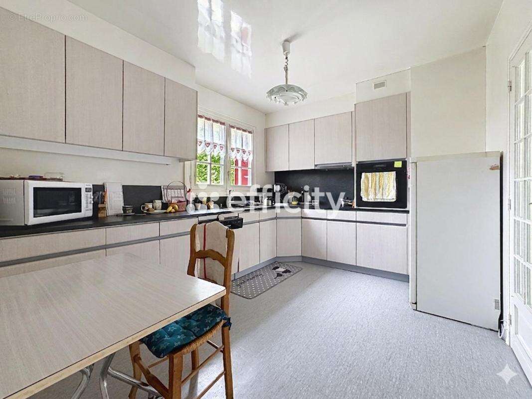 Maison 153 m² à Chevry-Cossigny  - photo 4