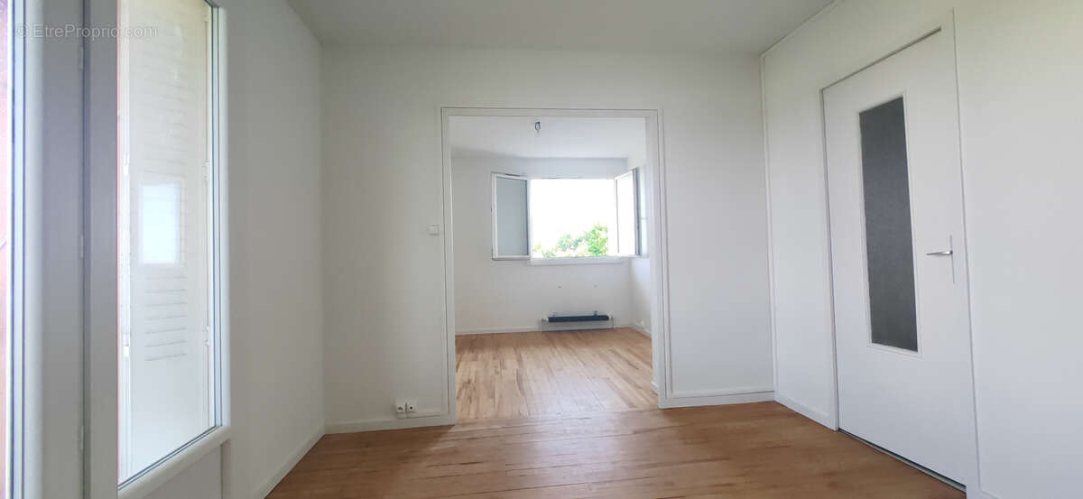 T3 entierement renové au 7ème avec balcon et garage - photo 2