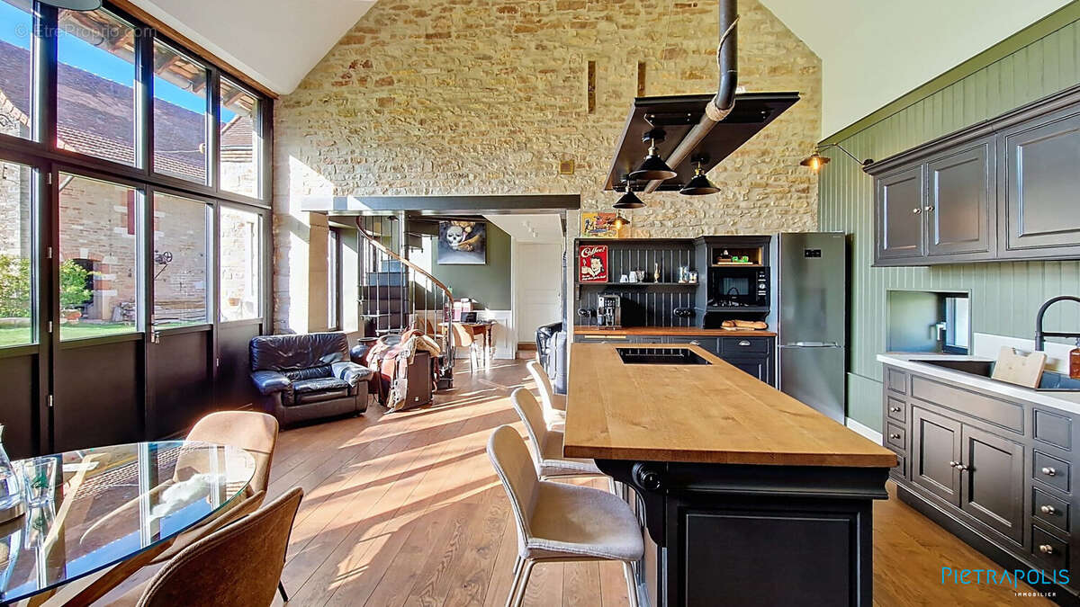 Maison 140 m² à La Chapelle-De-Bragny  - photo 2