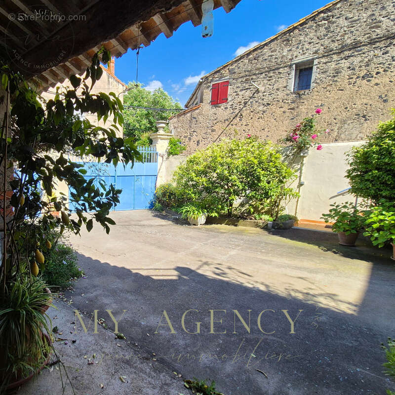 Caux   Maison vigneronne de caractère de 153 m2 avec cour arborée, dépendances et garage de plus de 100 m2 - photo 2