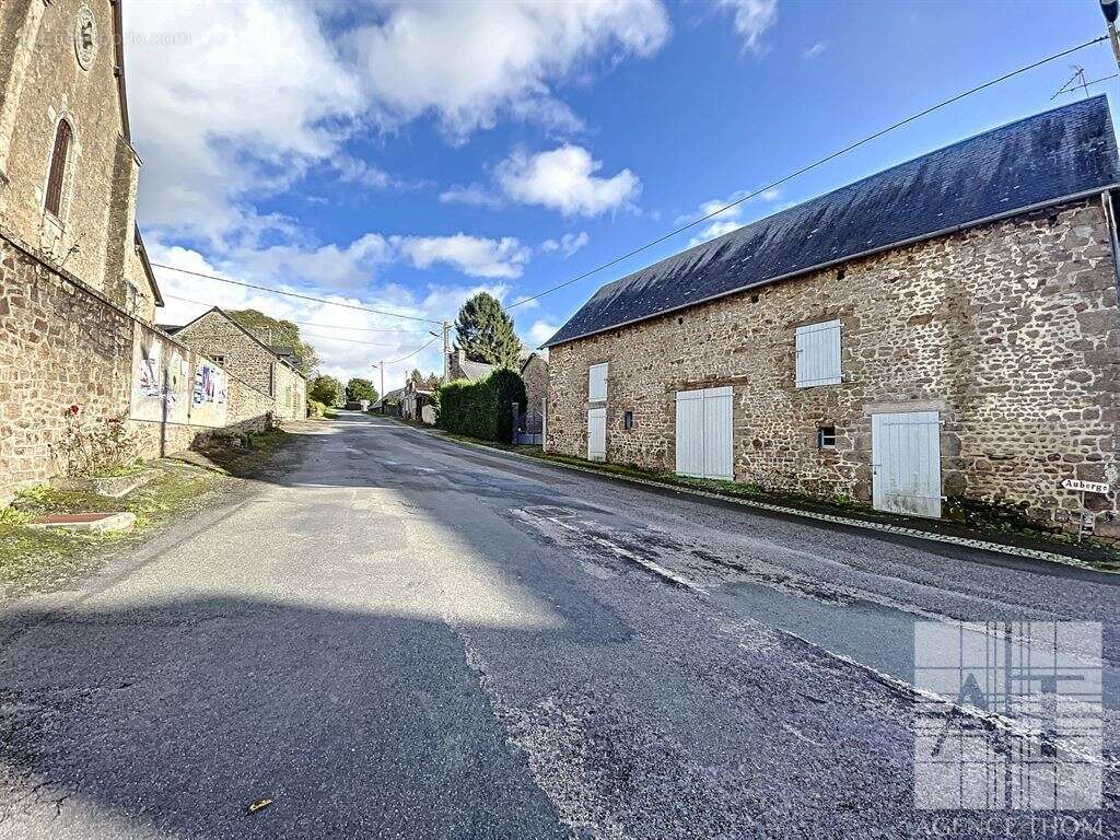 Maison à MONTREUIL-POULAY