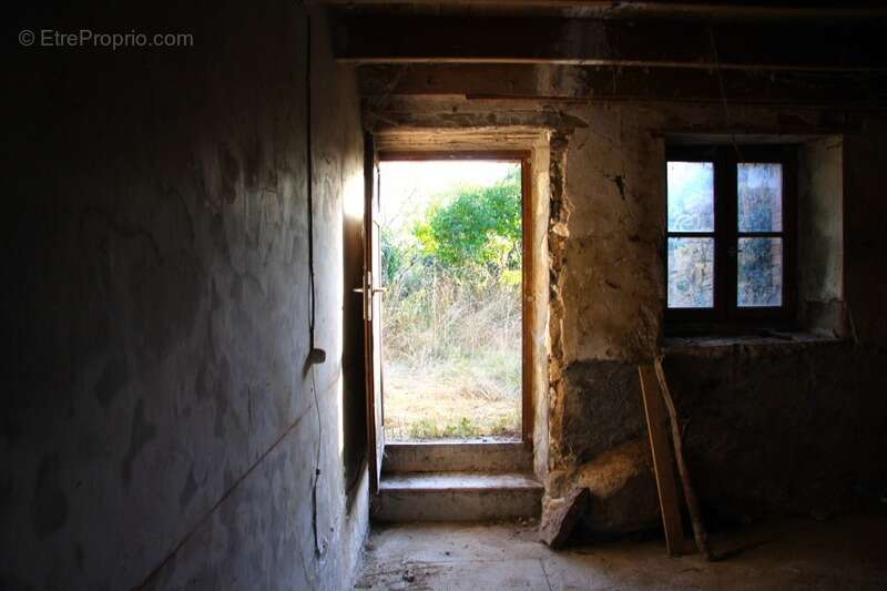 Maison en pierre à rénover-grange attenante-jardin - photo 10
